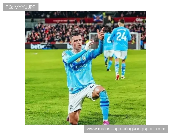 曼城福登中路扑倒后迅速爬起推射得分，展现不屈精神与无畏决心