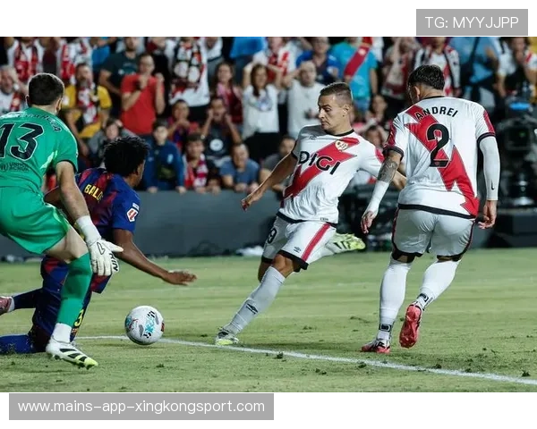 西甲巴萨中路突破频繁,对手防线吃紧——揭秘现代控球艺术